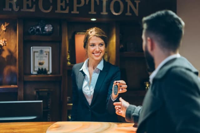 Czy wychodząc z hotelu zostawia się klucz? Zasady, które warto znać Czy wychodząc z hotelu zostawia się klucz? Zasady, które warto znać
